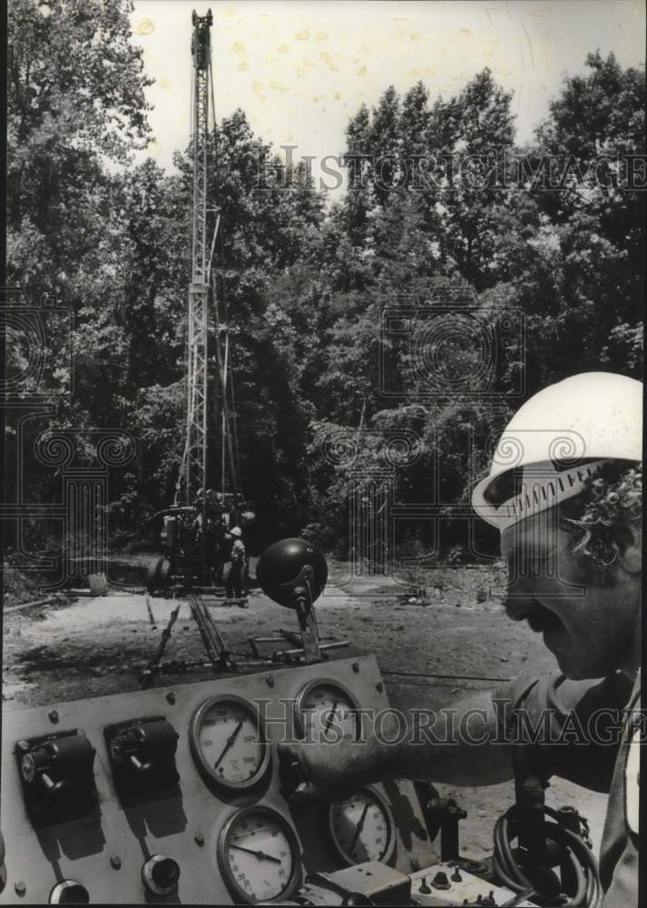 1980 Press Photo Leon DeBardeleben Monitors Methane Gas System, Alabama - Historic Images