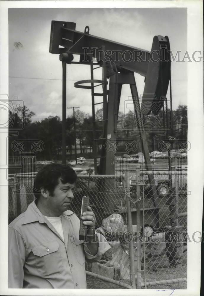 1982 Press Photo Officials at Pleasant Grove, Alabama Methane Gas Well - Historic Images