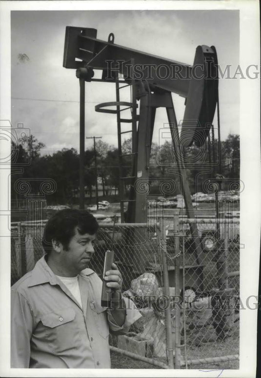 1982 Press Photo Officials at Pleasant Grove, Alabama Methane Gas Well - Historic Images