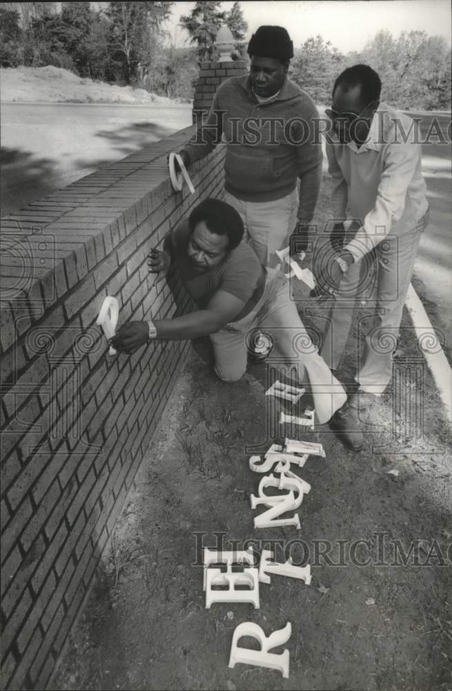 1980 Press Photo Pleasant Grove Highlands, AL Community Members Hang Letters - Historic Images