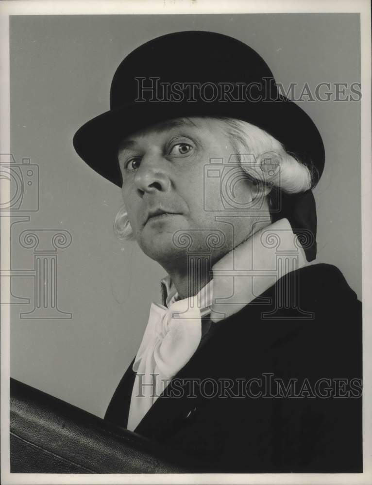 1964, Actor Donald Pleasence as Robspierre in &quot;The Bitos&quot; - abna37981 - Historic Images