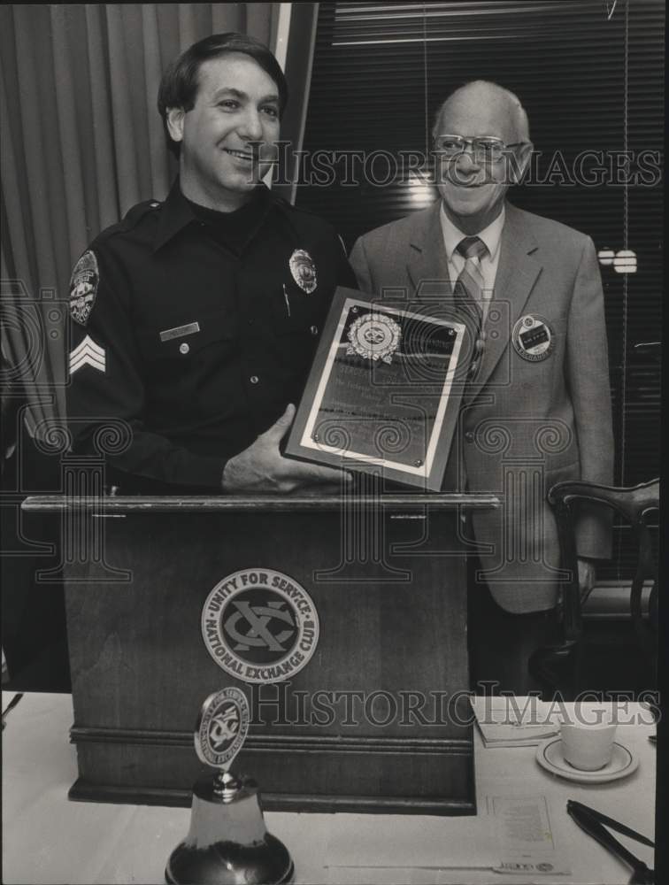 1985 Press Photo Vestavia Policeman Eddy Nelson Thanks President of Club - Historic Images