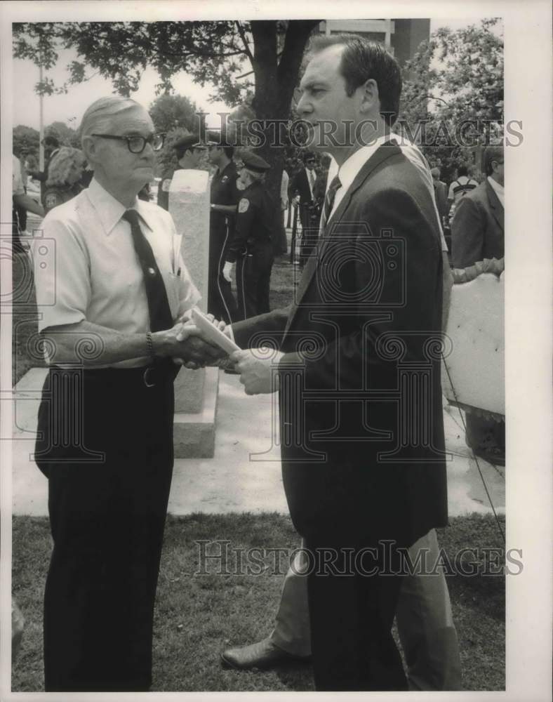 1990 Press Photo Gubernatorial Candidate Don Siegleman at Police Memorial - Historic Images