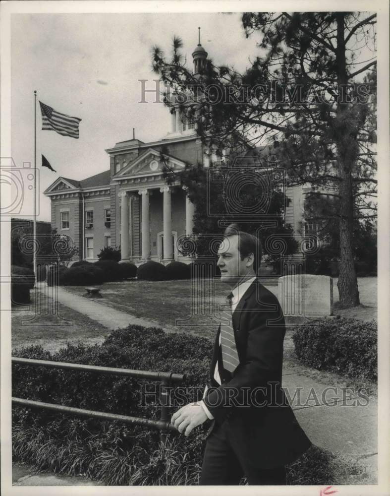 1989 Press Photo Don Siegleman Leaving Fayette County Courthouse - abna38012 - Historic Images