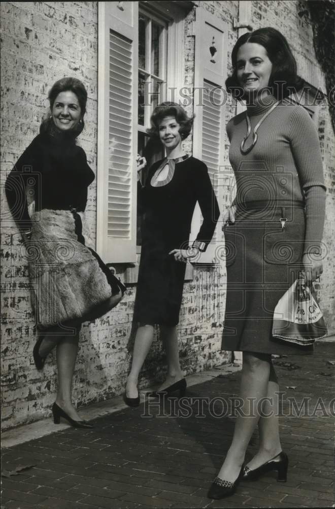 1973 Press Photo Mrs. James E. Simpson & others in Pierre Cardin clothing - Historic Images