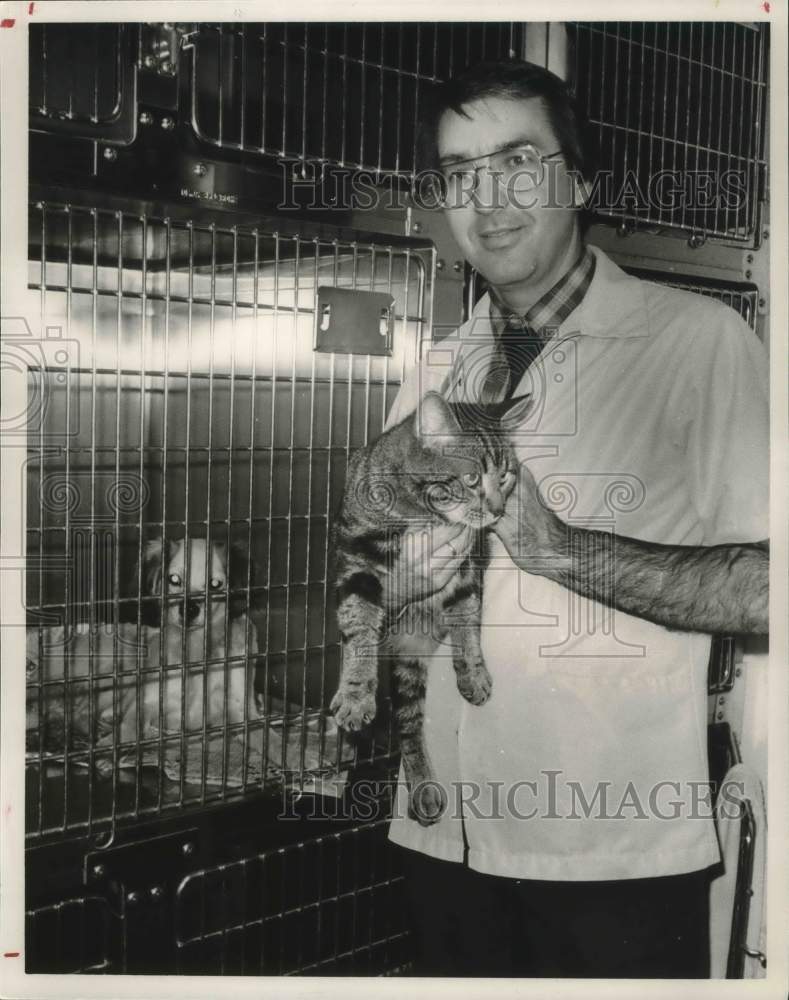 1989 Press Photo Galen Sims, veterinarian, holding a cat - abna38040 - Historic Images