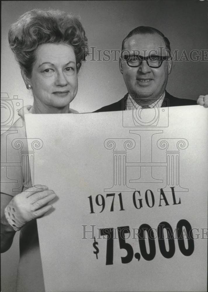 1971 Press Photo Mrs. Margaret Sizemore, and Muscular Dystrophy Fundraising Sign - Historic Images