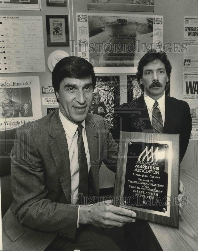 1984 Press Photo Jerry Sklar, Pat Speer of the Birmingham Stallions with Plaque - Historic Images