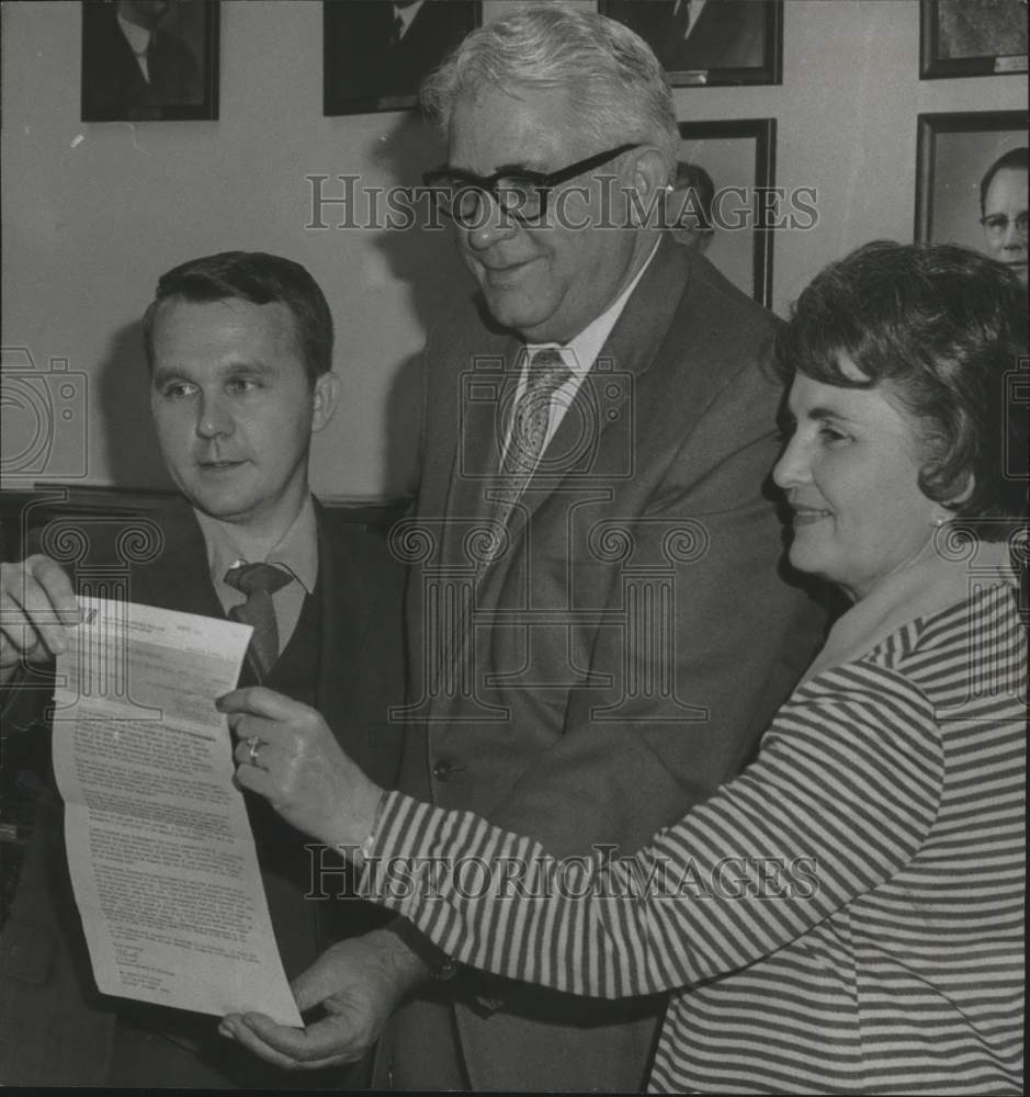 1970 Press Photo Anniston, Alabama School Officials Present Trip to Australia - Historic Images