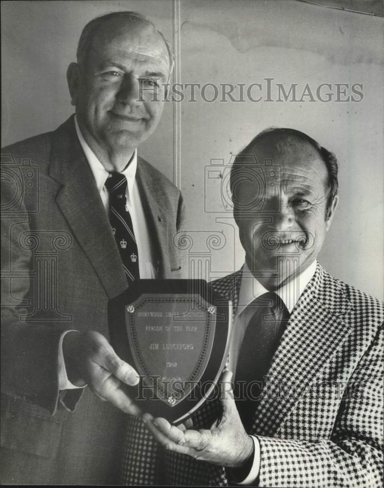 1982 Press Photo Jim Lunceford Presented Homewood, Alabama Award - abna38094 - Historic Images