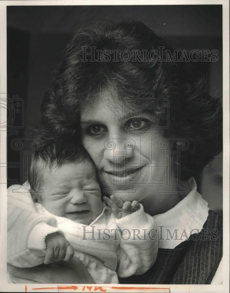 1985 Press Photo Mrs. Maury Shevin and Test Tube Baby Nicole of Birmingham, AL - Historic Images