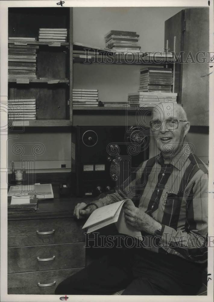 1990 Press Photo Bob Sheriff in WCHM radio studio - abna38109 - Historic Images