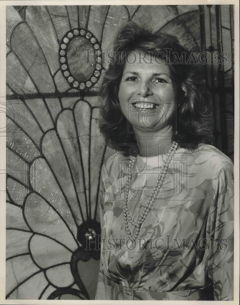 1989 Press Photo Lisa Shivers of Department of Tourism in front of glass window - Historic Images