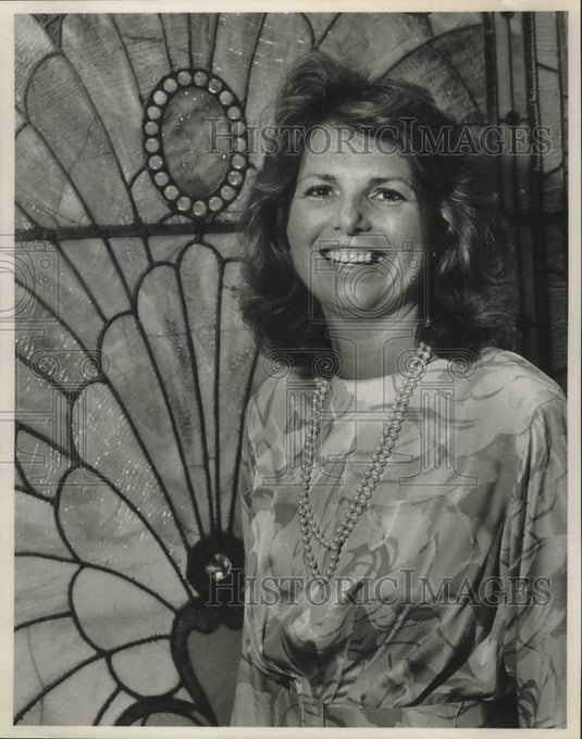 1989 Press Photo Lisa Shivers of Department of Tourism in front of glass window - Historic Images
