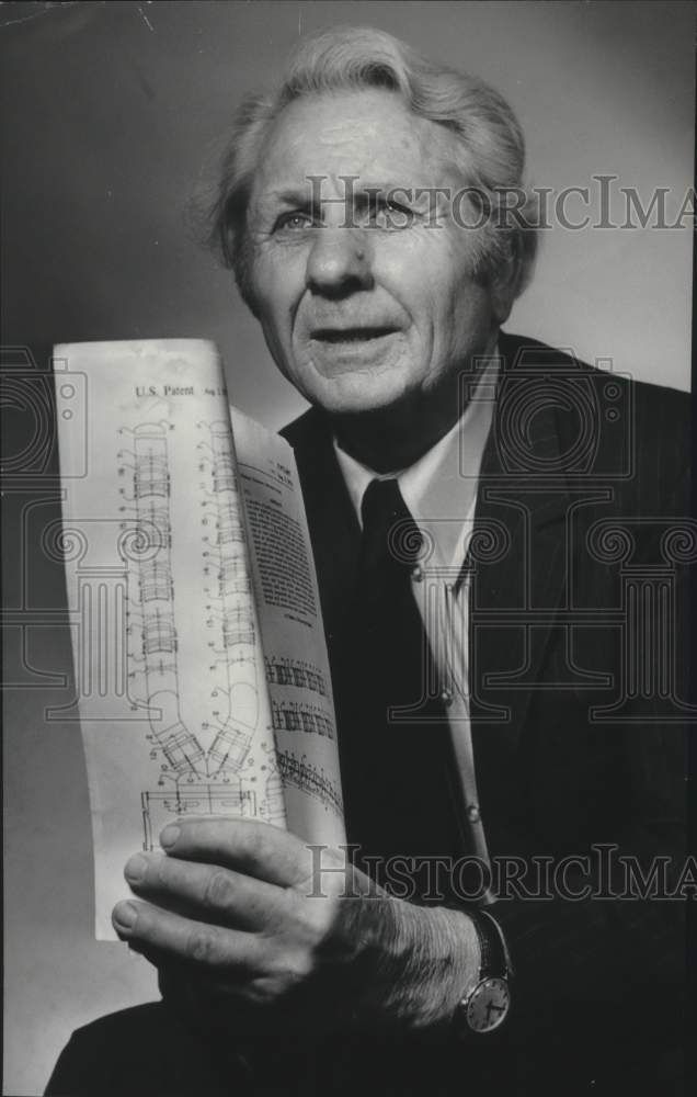 1977 Press Photo Inventor Paul Short with Air-Cleaning Device Design - abna38129 - Historic Images