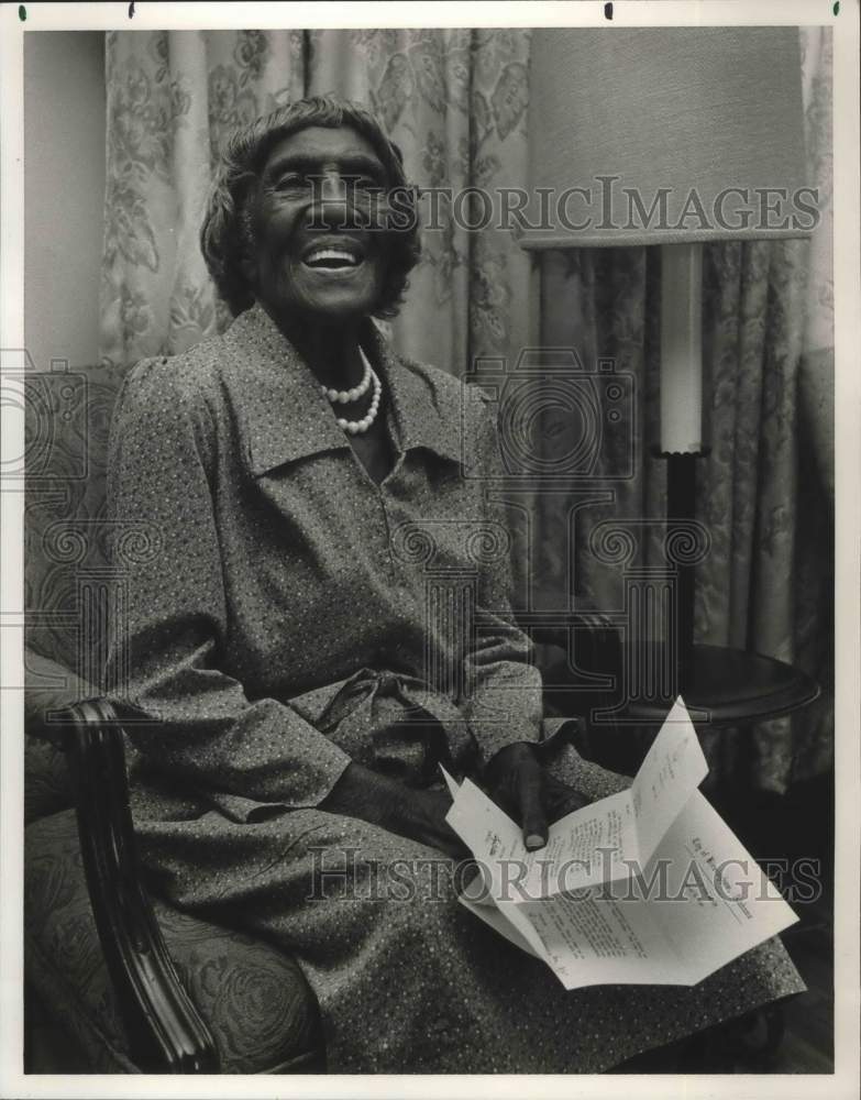 1985 Press Photo Laura Shorter with Letters from Alabama Officials - abna38135 - Historic Images