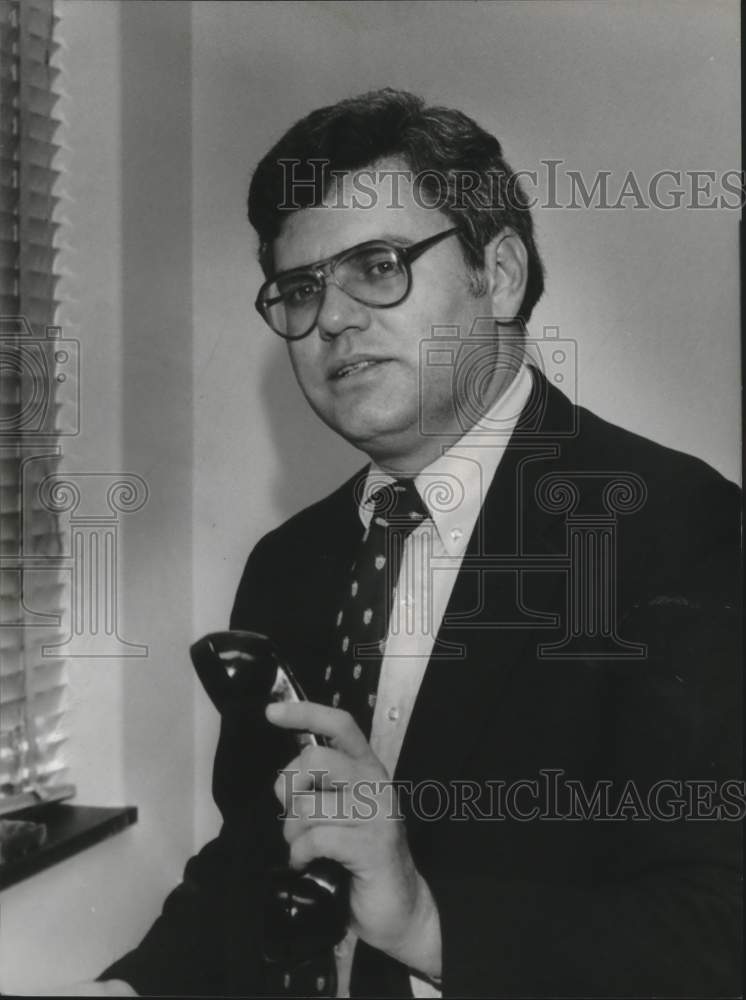 1981 Press Photo Pete Short on telephone &quot;Begs D.A.&quot; - abna38137 - Historic Images