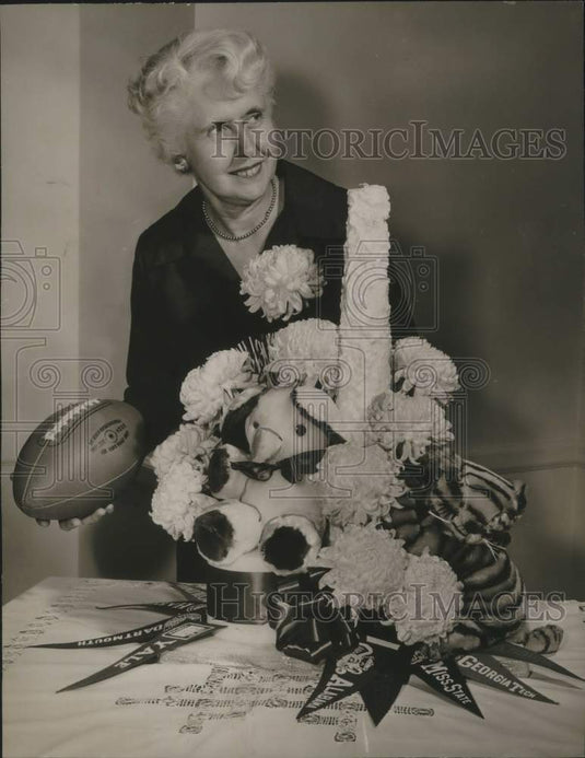 1959, Mrs. Robert Palmer of Birmingham, AL poses with fancy bouquet - Historic Images