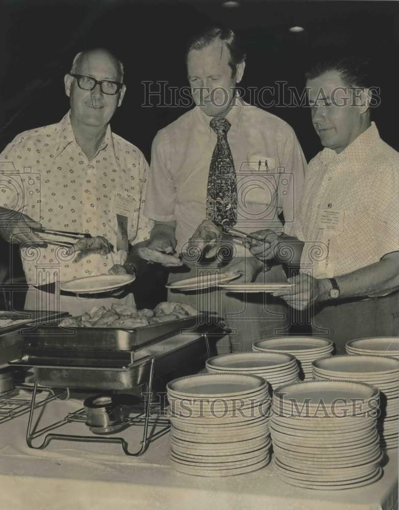 1977 Press Photo Auburn University Fried Turkey for Visiting Poultry Specialists - Historic Images