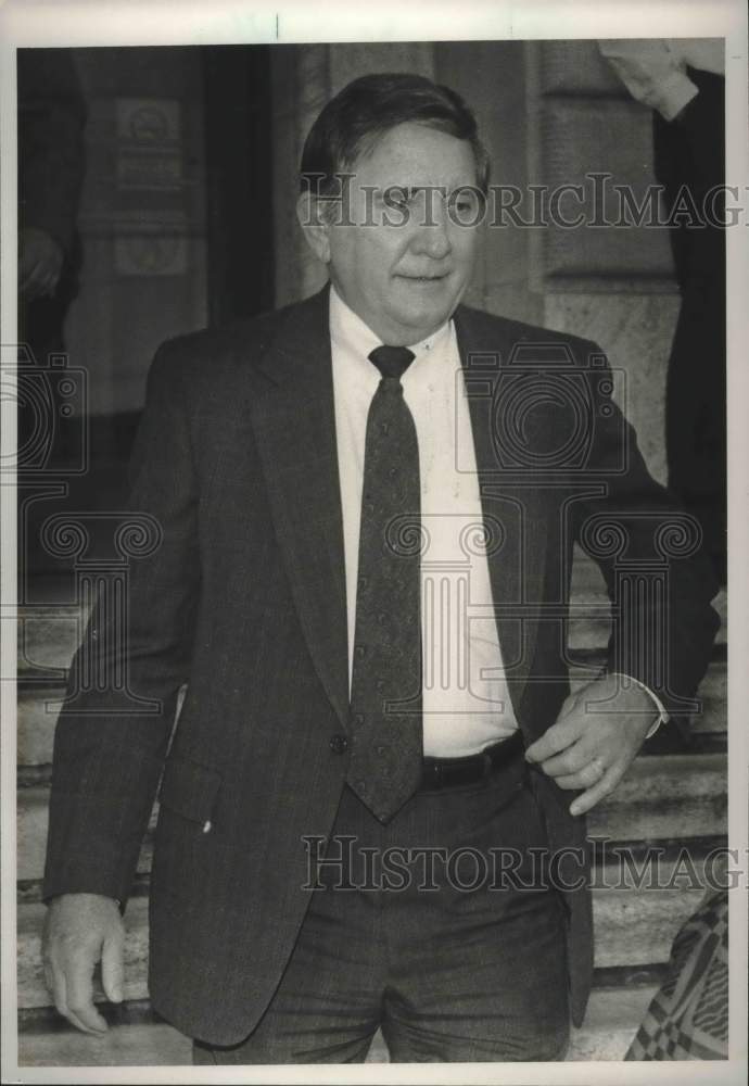 1989 Press Photo Bessemer Mayor Ed Porter at Federal Courthouse in Montgomery - Historic Images