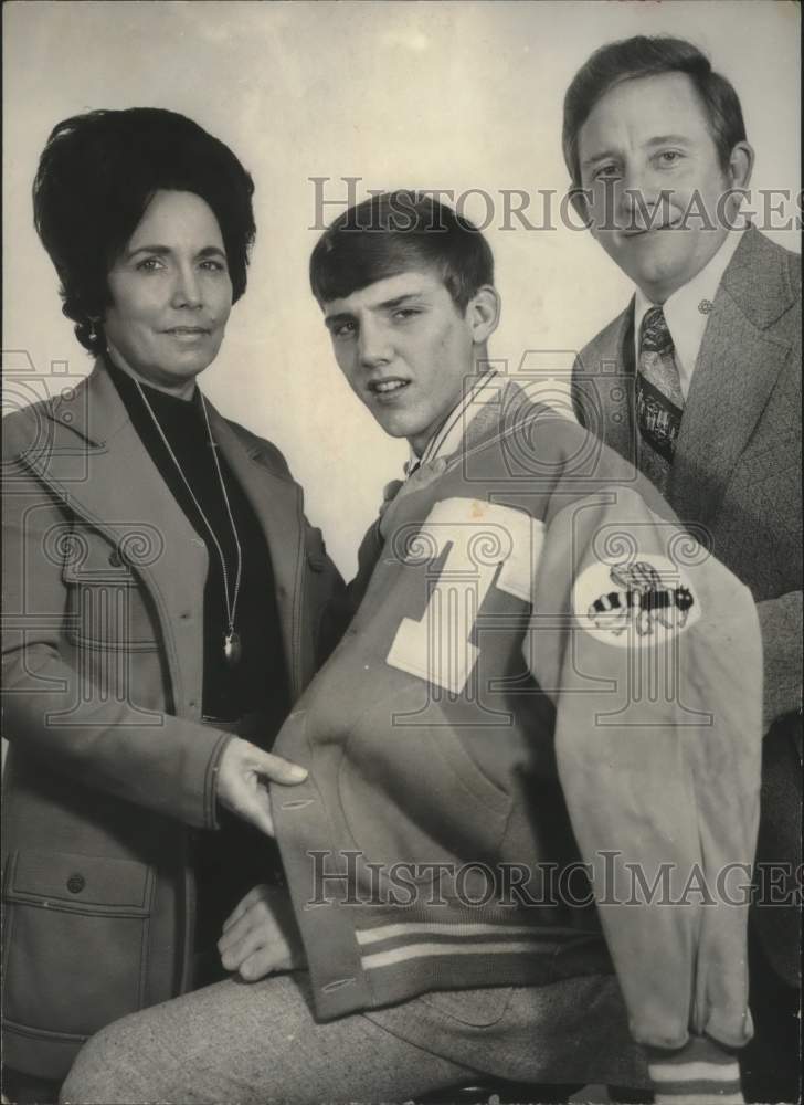 1972 Press Photo Ed Porter &amp; parents of Bessemer, Alabama, in Georgia Tech coat - Historic Images