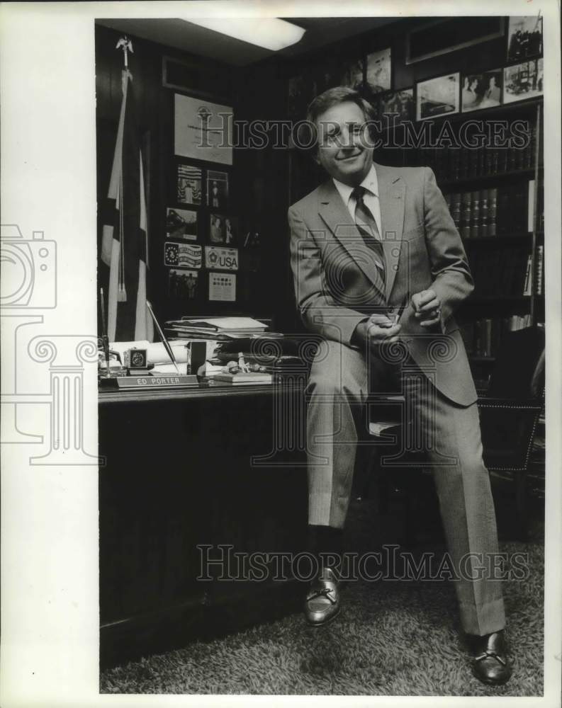 1981 Press Photo Bessemer Mayor Ed Porter in his Alabama office - abna38207 - Historic Images