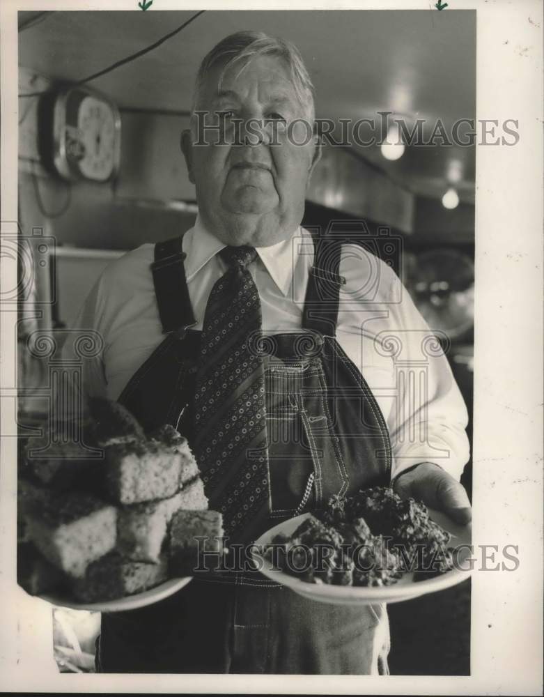 1985 Press Photo Curtis Williams With Pole Salat &amp; Mexican Cornbread at Festival - Historic Images