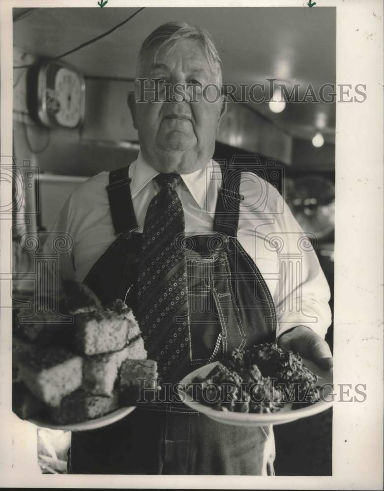 1985 Press Photo Curtis Williams With Pole Salat & Mexican Cornbread at Festival - Historic Images