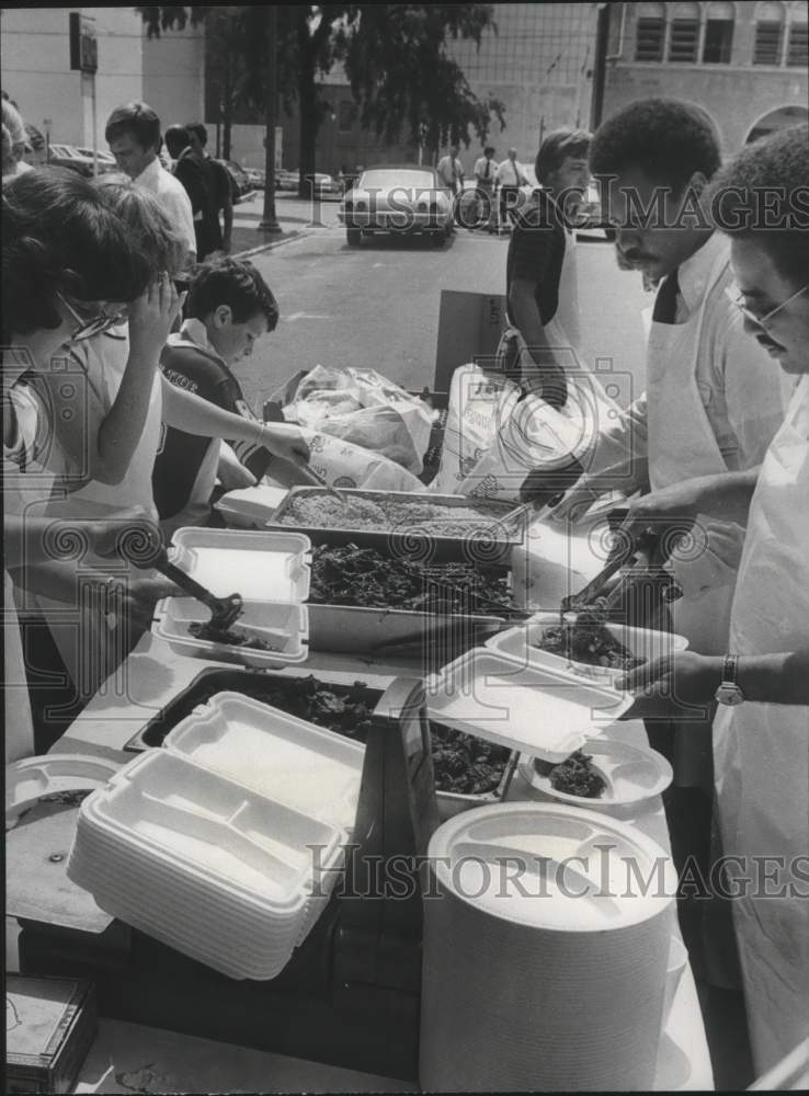 1978 Press Photo Lunch Hour by Jaycees at Political Rally in Woodrow Wilson Park - Historic Images