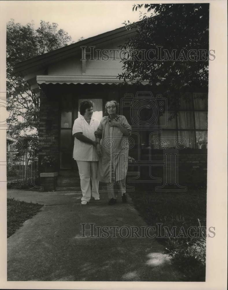 Press Photo Linda Ratliff & Flora Mann Go For Walk at Fairfield Nurse Home - Historic Images