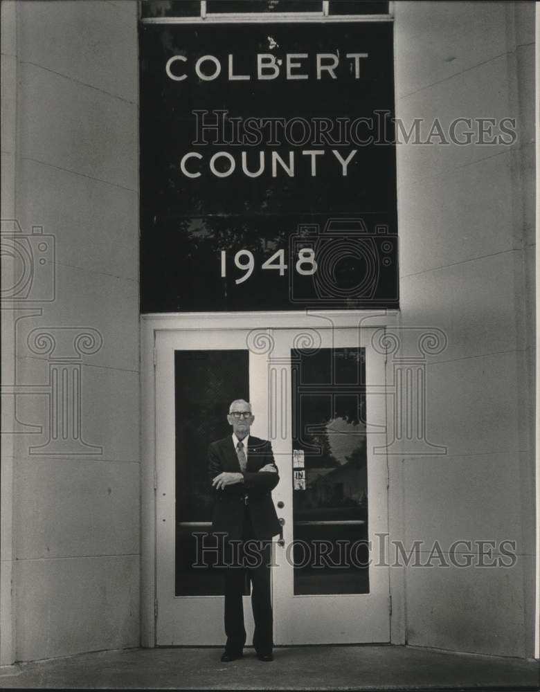 1983 Press Photo Forrest Quillen At Colbert County Building, Tuscumbia, Alabama - Historic Images