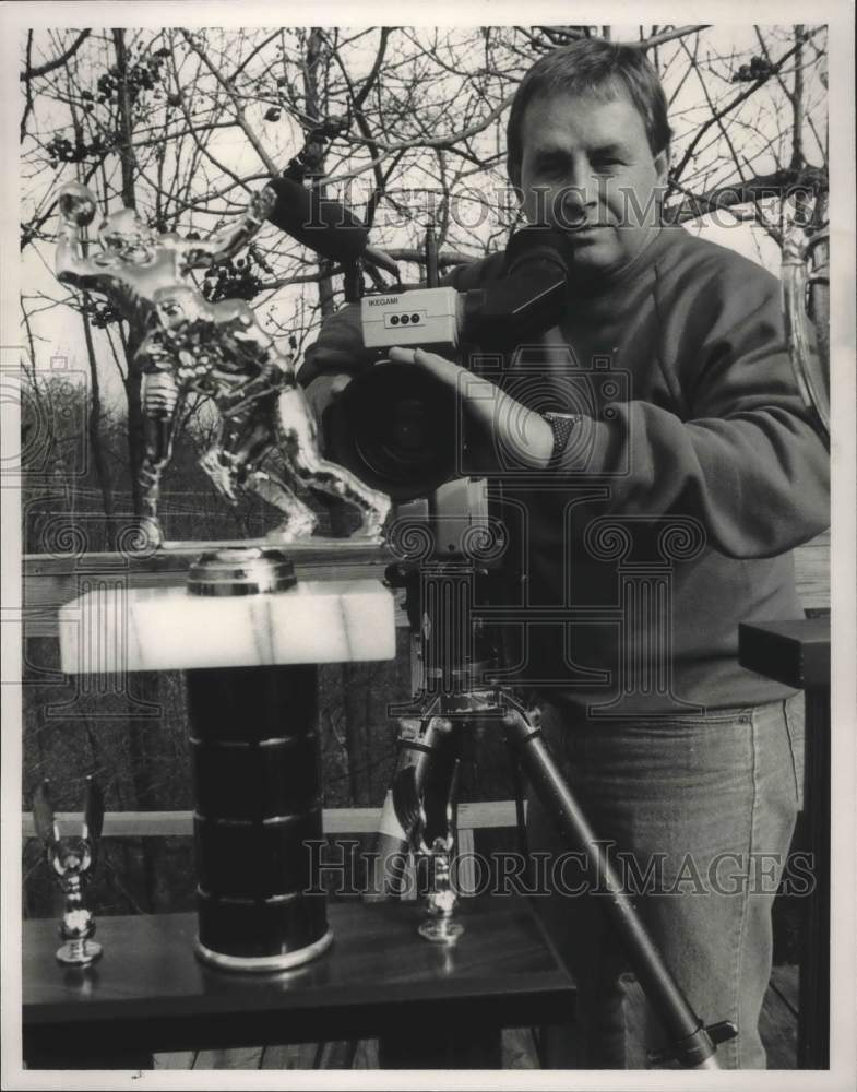 Press Photo Coach and Cameraman Billy Shanahan - abna38274 - Historic Images