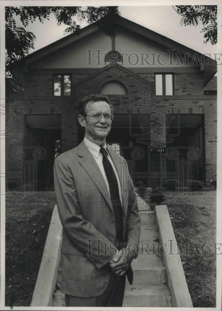 1990 Press Photo Attorney Charlie Sharp By House for St. Andrew's Foundation - Historic Images