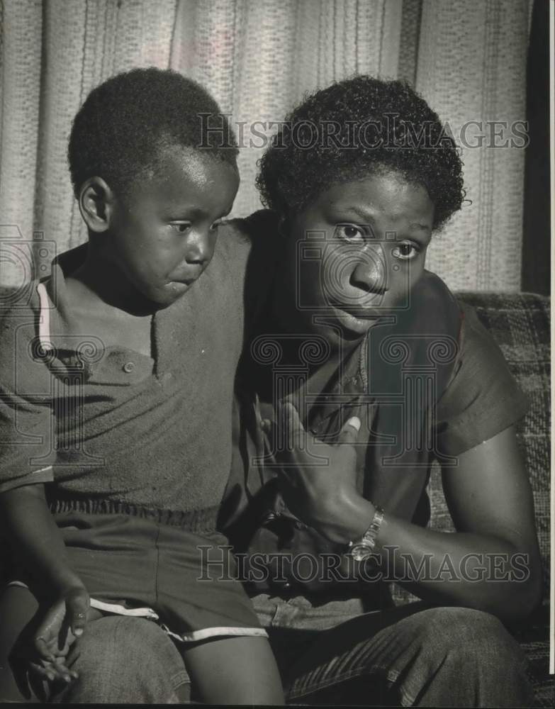 1982 Press Photo Priscilla Shelton, Accused Starving Baby, with Son, Dewayne - Historic Images