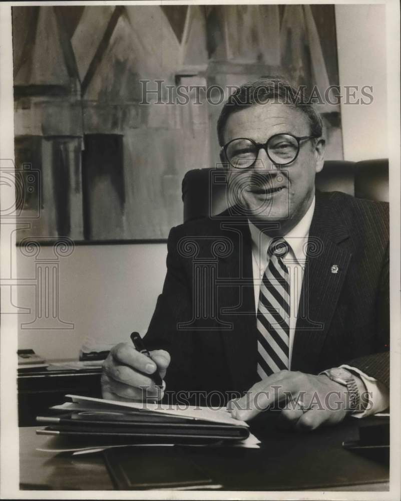 1987 Press Photo Walter Sechriest at his desk - abna38361 - Historic Images