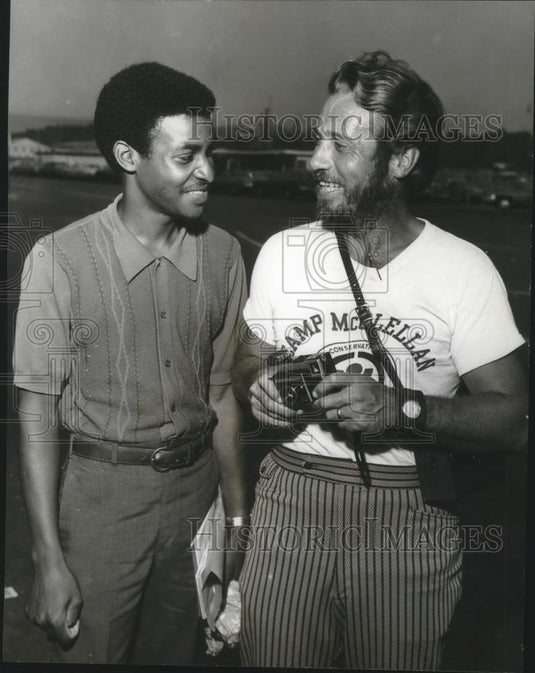 1972 Press Photo Dick Sechler, Youth Conservation Corp & Jerry McGhee talking - Historic Images