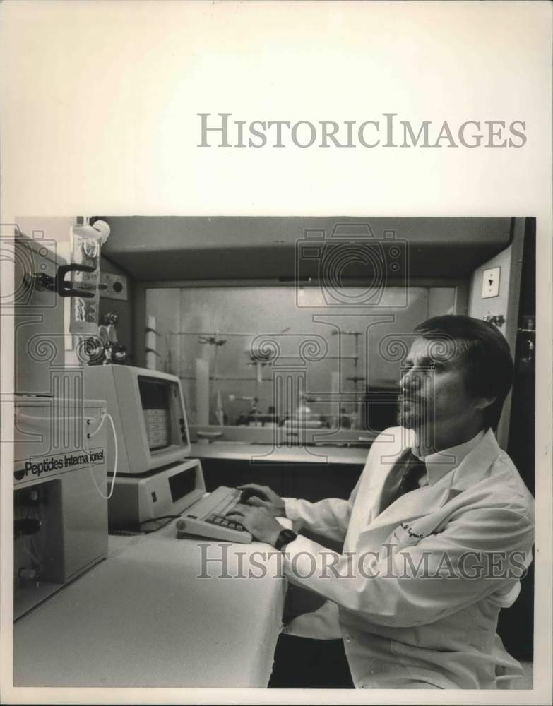 1985 Press Photo Jere Segrist working in Lab - abna38375 - Historic Images