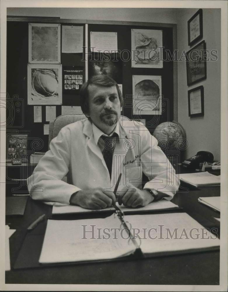 1985 Press Photo Jere Segrist Sitting in Office - abna38376 - Historic Images