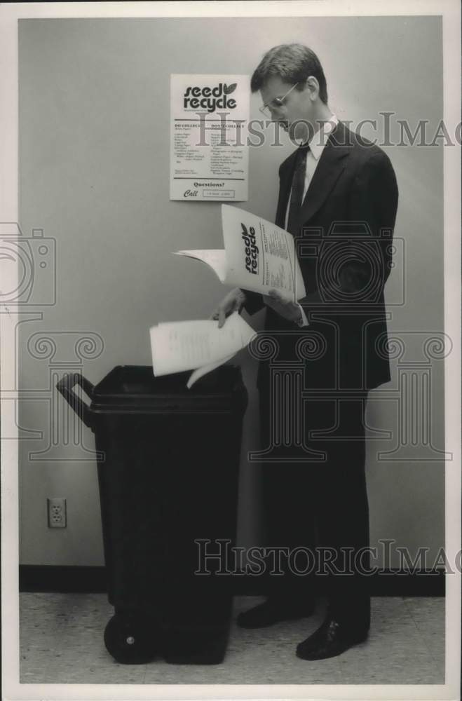 1990 Press Photo Steve Bedsole Throwing Away Paper - abna38379 - Historic Images