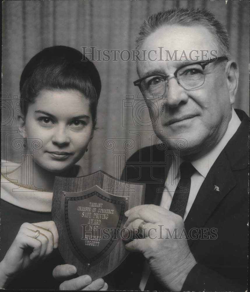 1968 Press Photo Tarrant-Pinson, Alabama Police Give Safe Driving Award - Historic Images