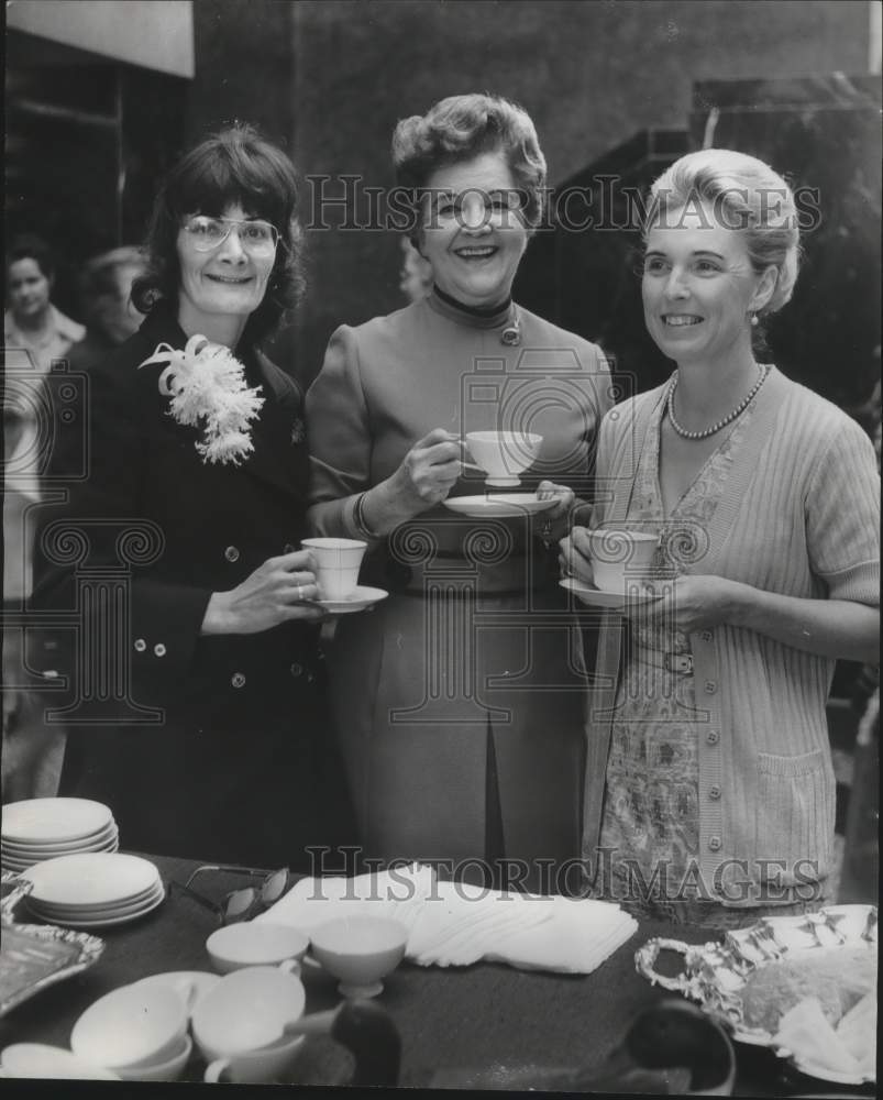 1974, Antiquarian meeting with President Mrs. Ogle and others - Historic Images