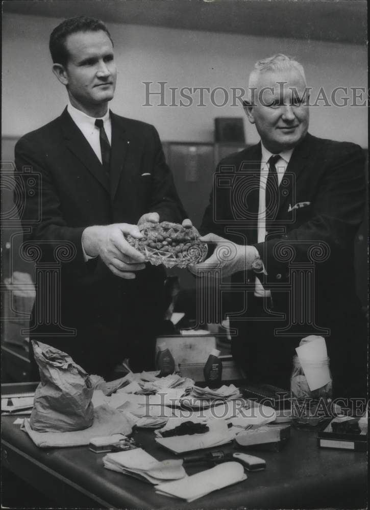 1967 Press Photo Lieutenant B. R. Myers, Birmingham Police, and Lottery Evidence - Historic Images