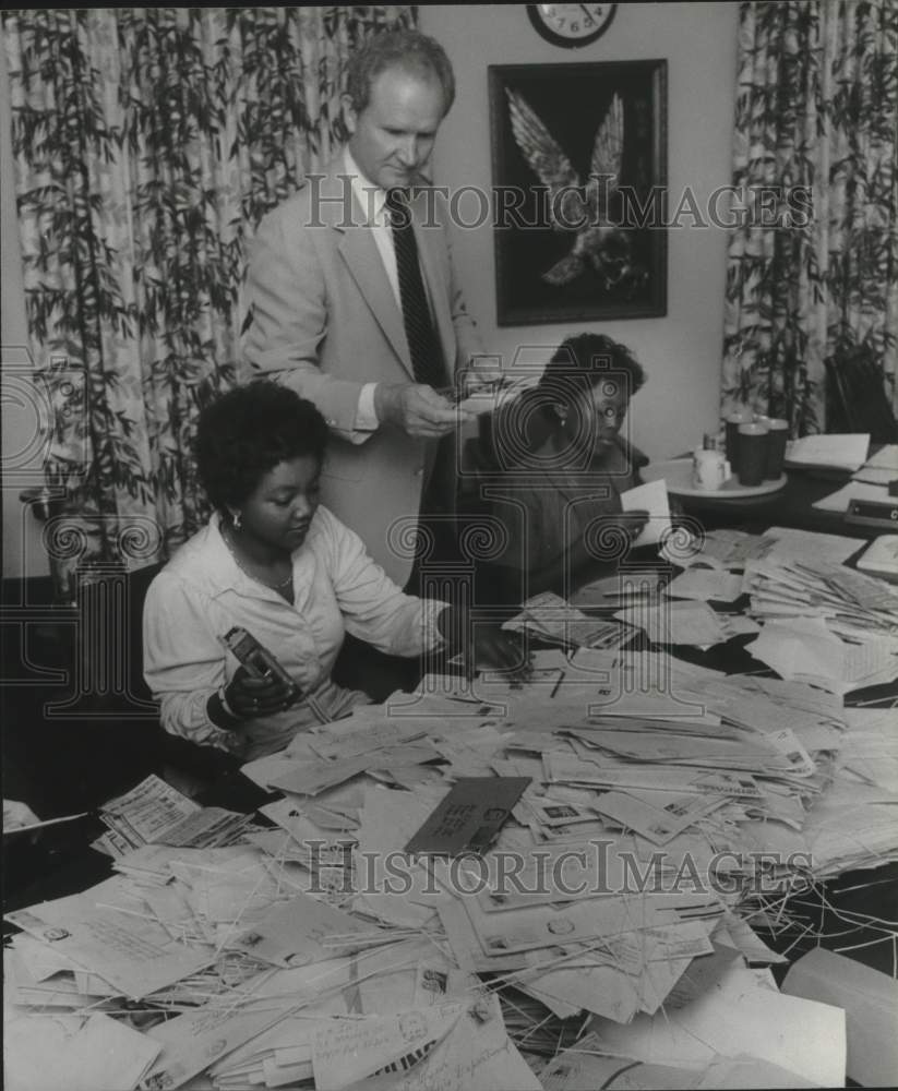 1980 Press Photo Police Chief B. R. Myers &amp; Assistants Sort Through Mail - Historic Images