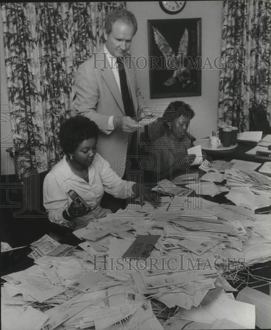 1980 Press Photo Police Chief B. R. Myers & Assistants Sort Through Mail - Historic Images