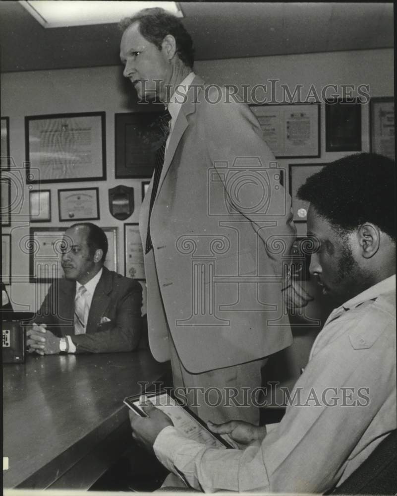 1980 Press Photo B.R. Myers, Birmingham AL police chief &amp; others, at meeting - Historic Images