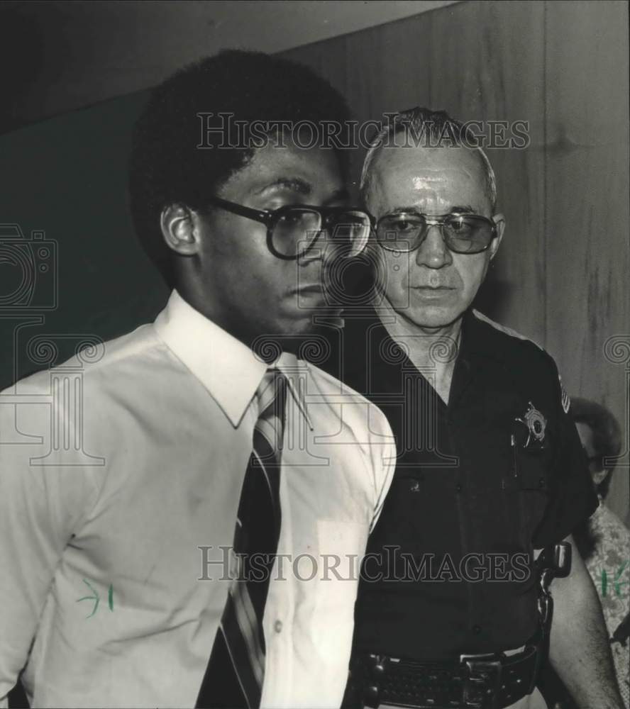 1982 Press Photo Eddie Benard Neal being escorted to courtroom by deputy - Historic Images