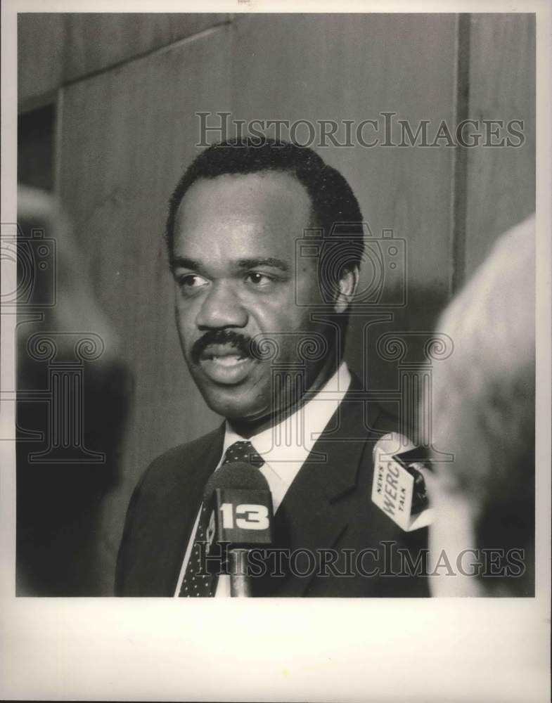 1989 Press Photo James Parker being interviewed at racing commission hearing - Historic Images