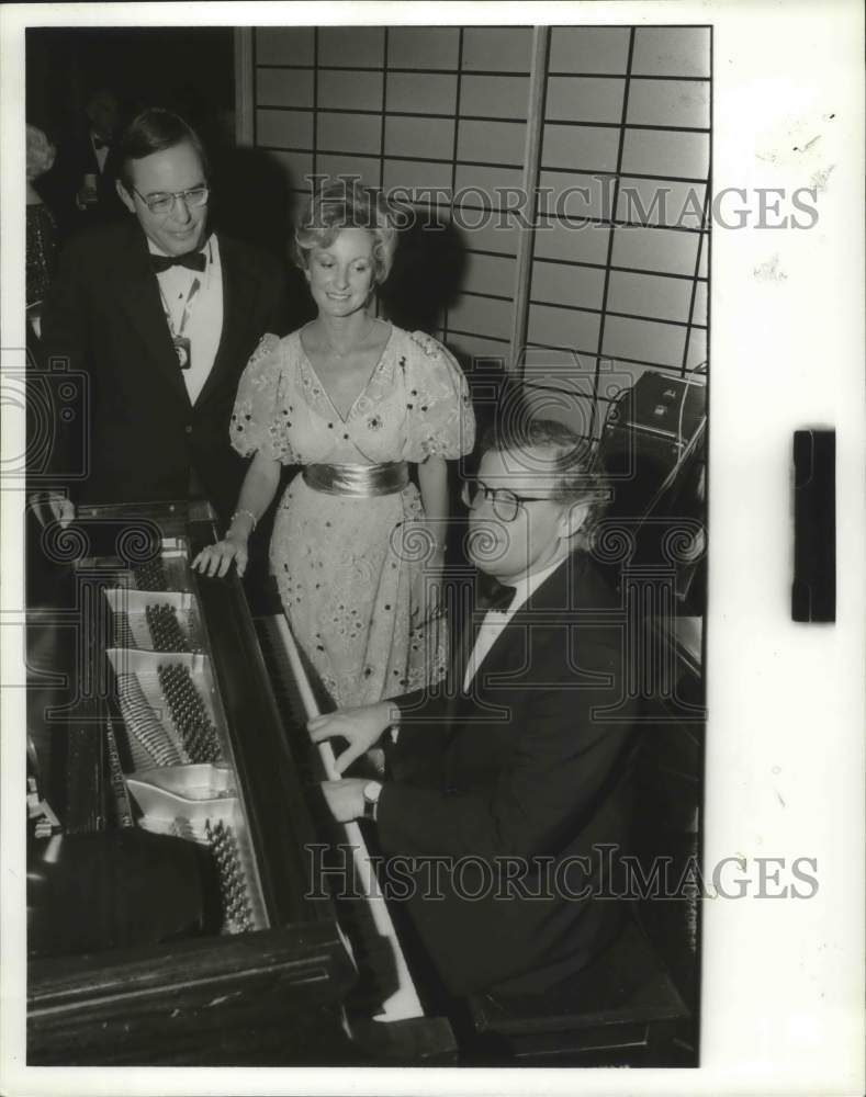 1982 Press Photo Mr. & Mrs. Lee J. Styslinger Jr. with Mike Carney at Piano - Historic Images