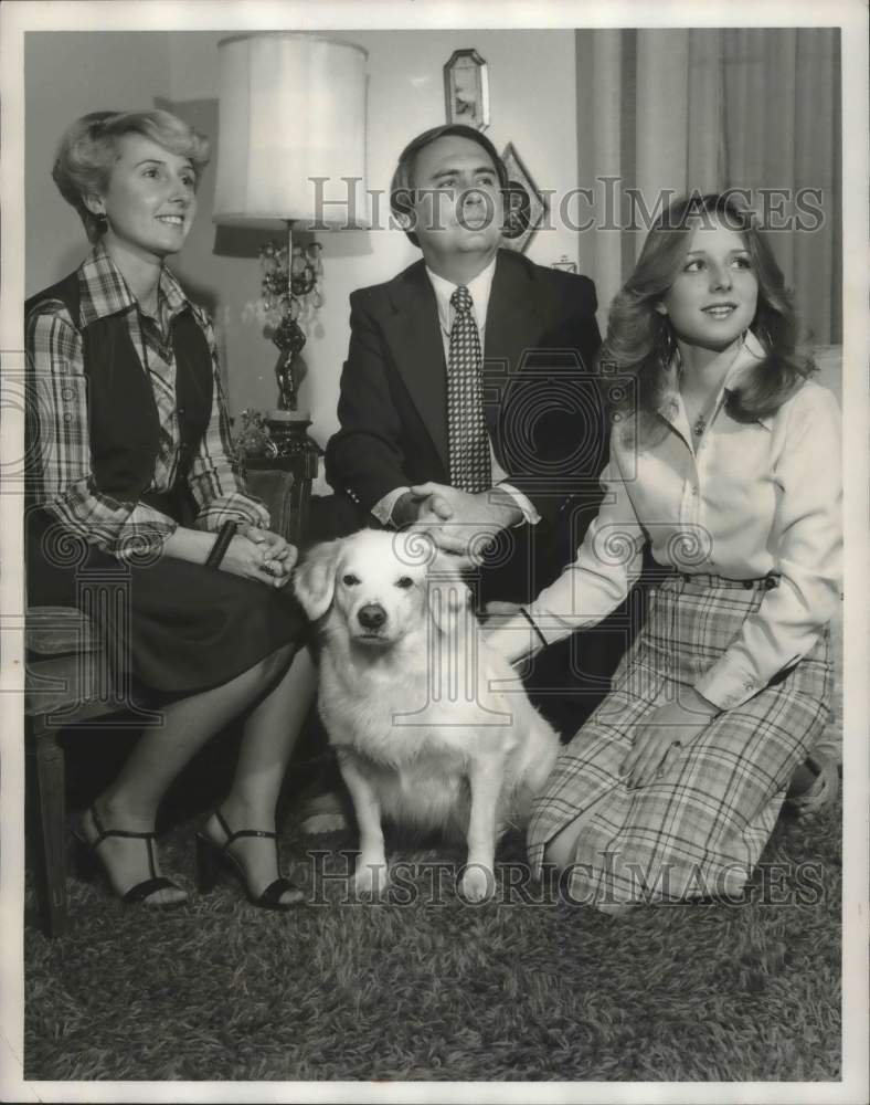 1978 Press Photo Mr. &amp; Mrs. Don Sullivan, Daughter, Dona, and Dog, Frisbie - Historic Images