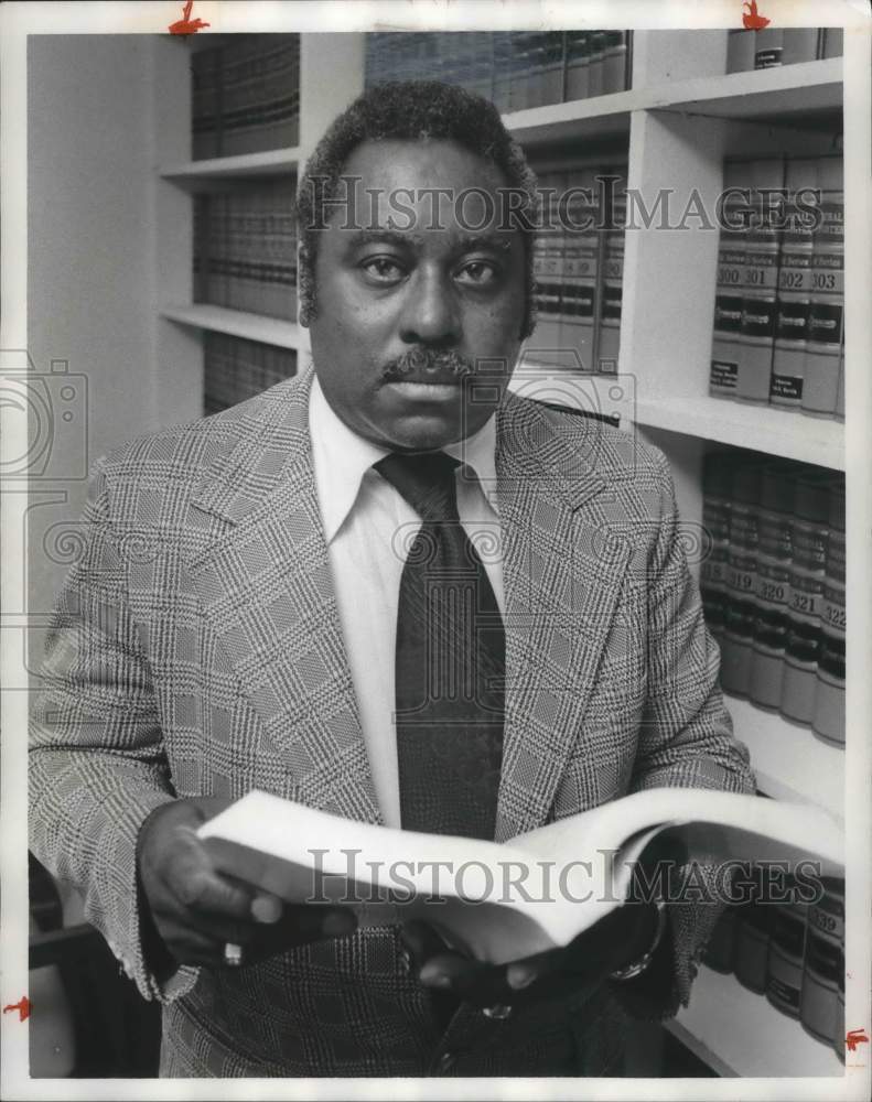 1975 Press Photo Demetrius Newton, Candidate For City Council, Needs W ...